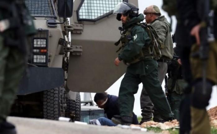 قوات الاحتلال الإسرائيلي خلال اعتقالها أحد الشبان في الضفة (أرشيف)